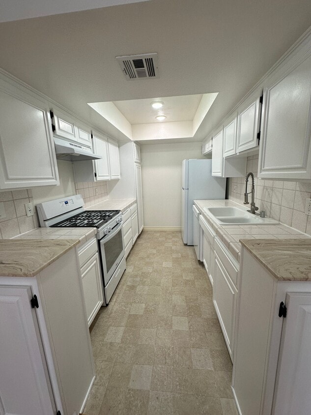 Photo - 121 S Swall Dr (Los Angeles, CA)