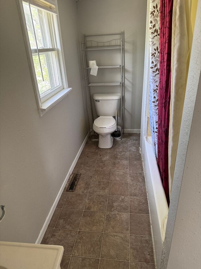 Building Photo - Newly remodeled 2 bed 1 bath for rent