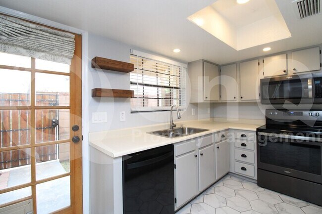Building Photo - 4850 E Kachina Trail