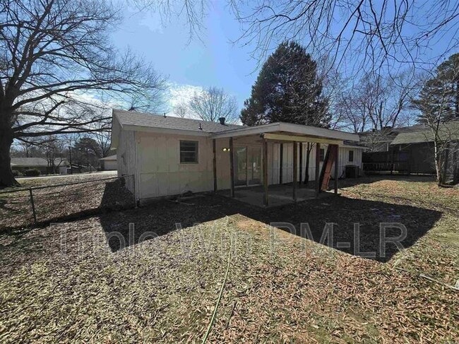 Foto del edificio - 501 Bristol Dr