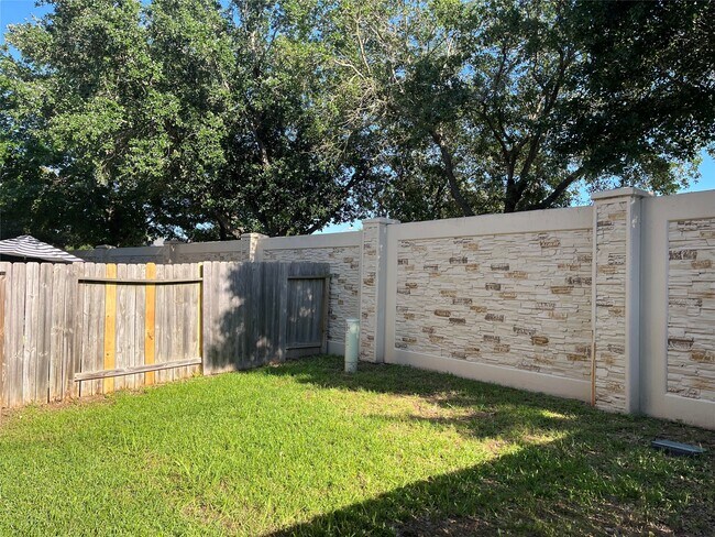 Foto del edificio - 16219 Sandy Path Ln