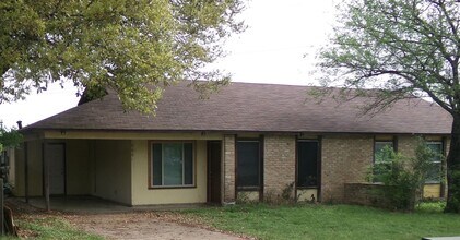 Building Photo - 900 Sahara Ave
