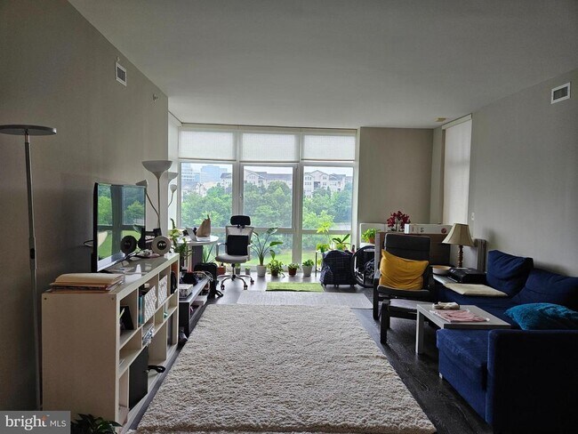 Foto del edificio - 8220 Crestwood Heights Dr