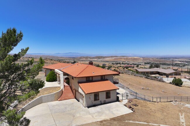 Building Photo - 1055 Lakeview Dr