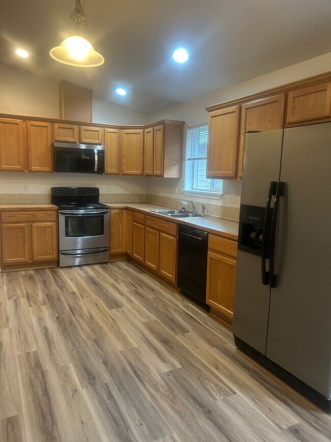 Foto del edificio - (870) College Street Duplex - 4 Bedroom / 2 Bathroom