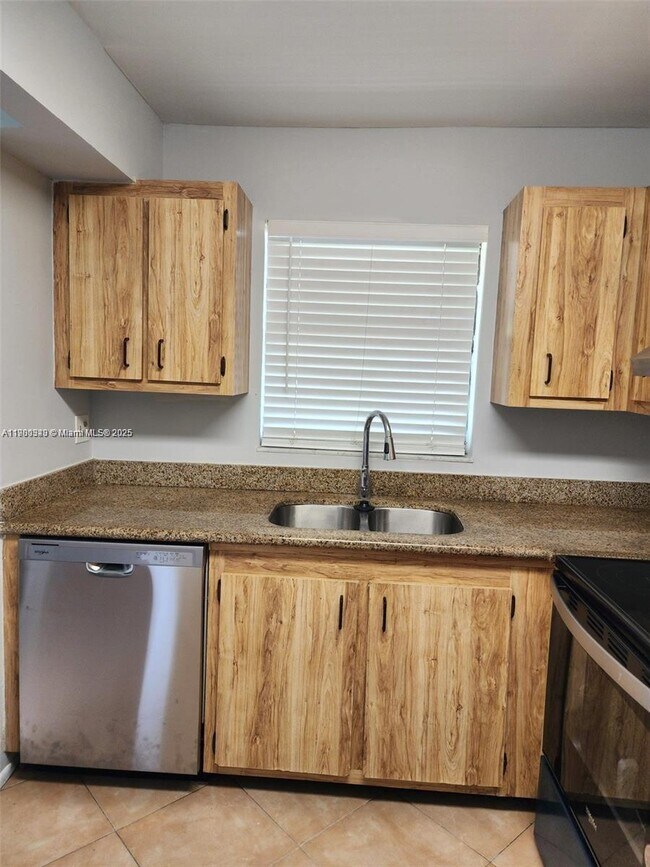 Building Photo - 6061 Shaker Wood Cir