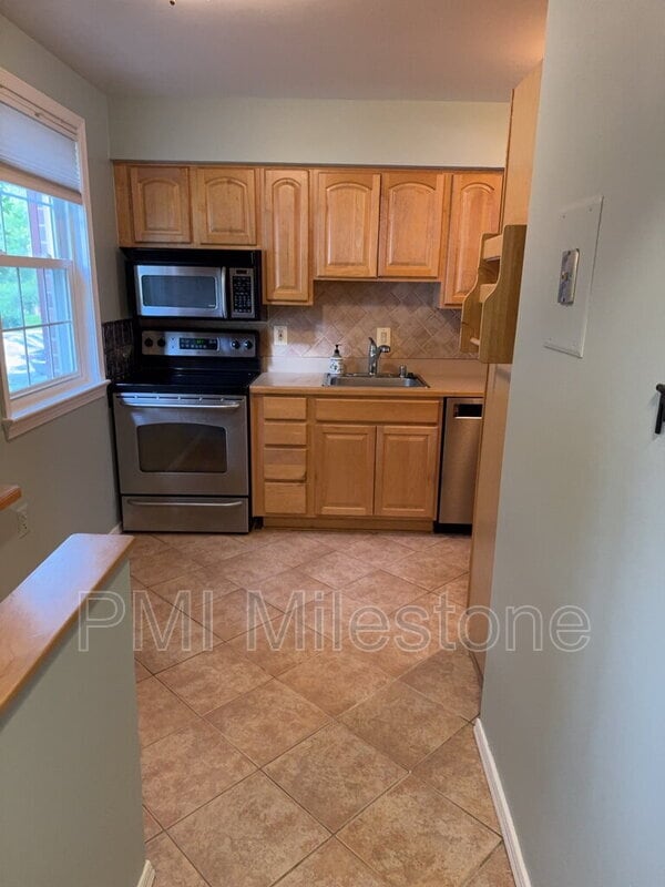 Building Photo - 749 Azalea Dr