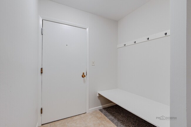 Building Photo - 2200 Bayside Dr