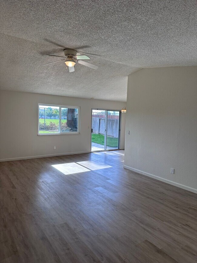 Foto del edificio - Excellent Florin Area 3bd/2bath home updat...