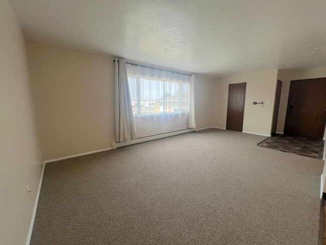 Building Photo - Extra Large 2 bedroom 1.5 Bath Centrally L...