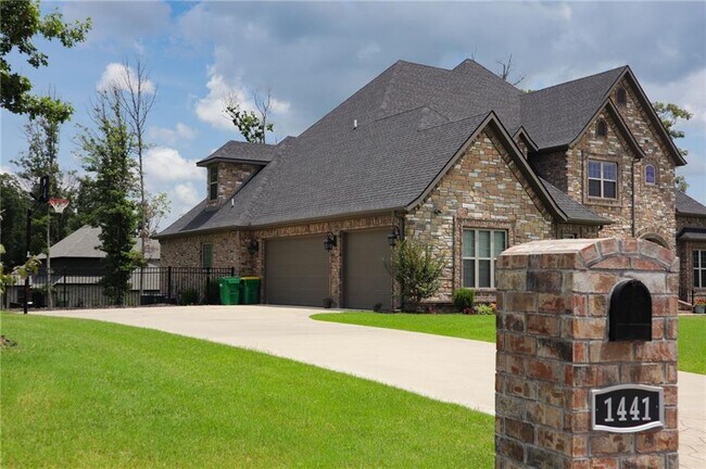 Building Photo - 1441 Le Chesnay Dr