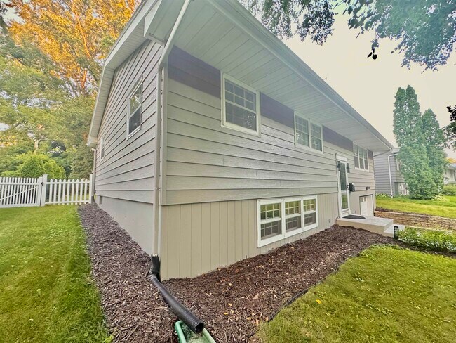 Building Photo - 21 N Kenosha Dr
