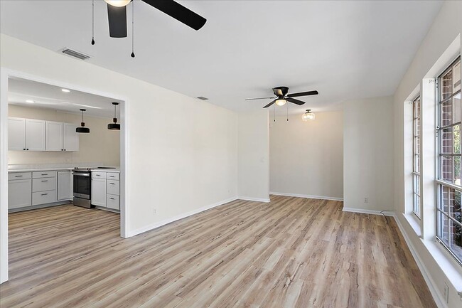 Building Photo - Gorgeous Renovated Home in the Heart of Ne...