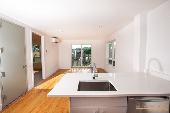 Foto del edificio - 6334 Fresh Pond Rd