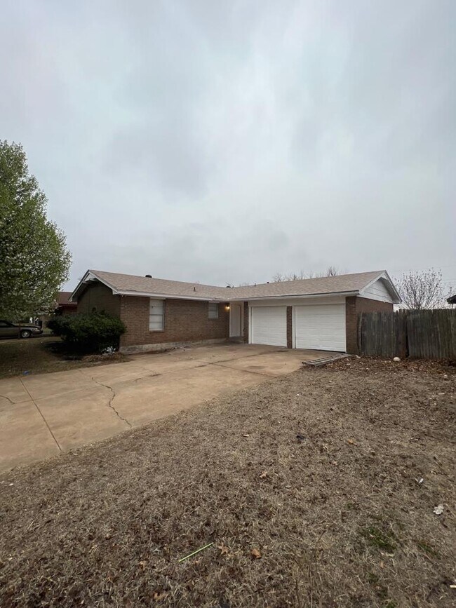 Building Photo - 220 W Shadywood Dr