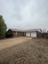 Building Photo - 220 W Shadywood Dr