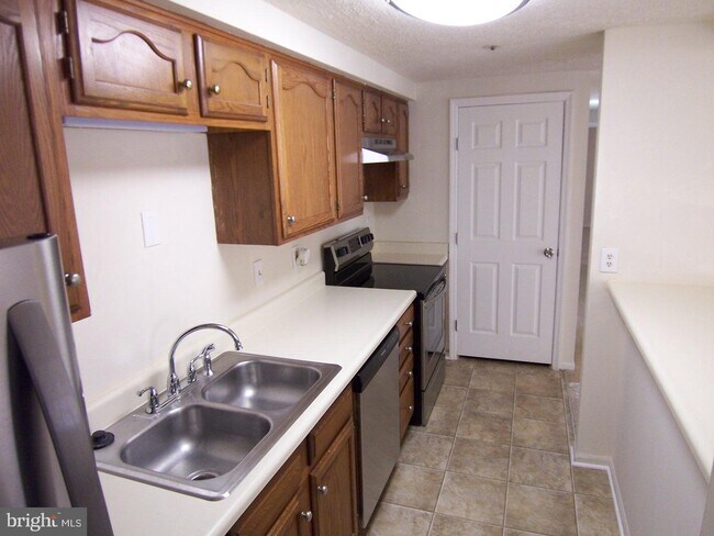 Building Photo - 901 Cedar Crest Ct