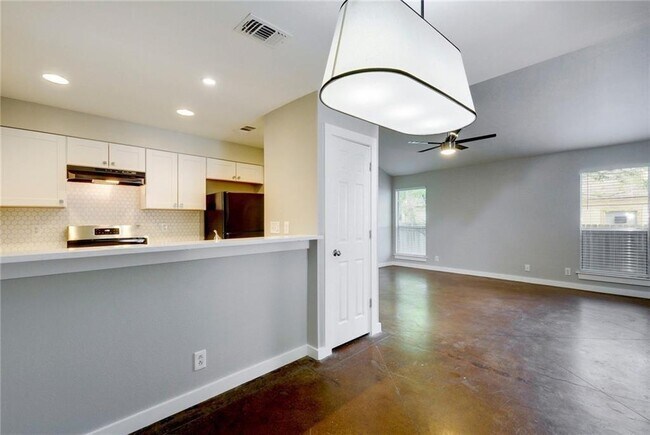Building Photo - 6204 Okner Ln