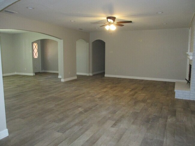 Foto del edificio - 4/2/2  Great neighborhood large lot