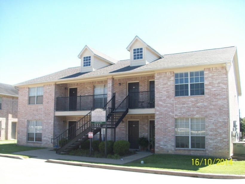 Curb appeal ! - 2302 Stone Hollow Dr