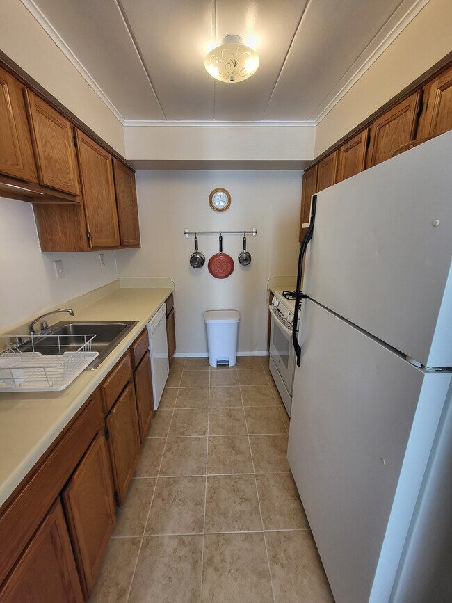 Great kitchen with new tile floors - 1005 Woodrow Ave