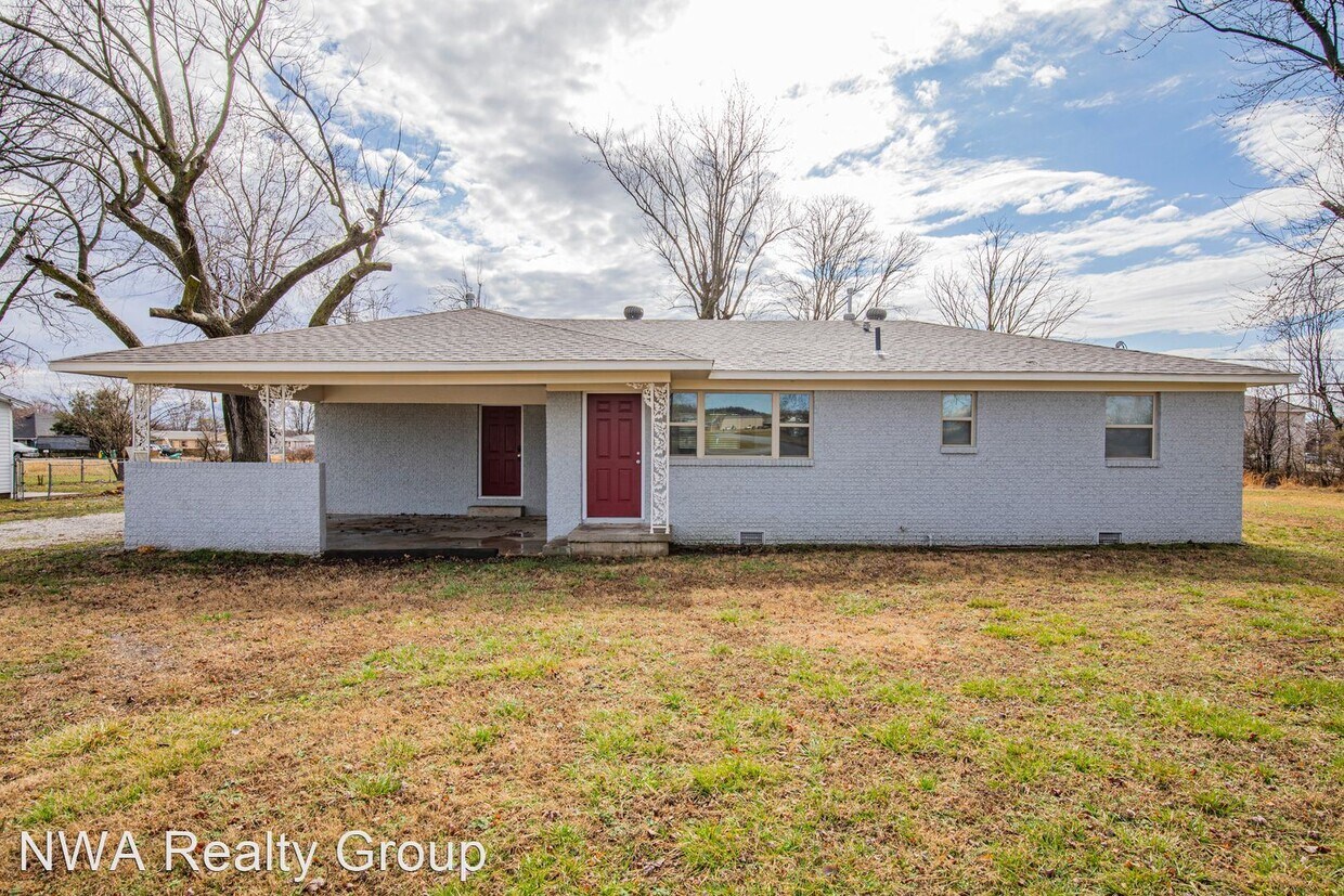 3 br, 2 bath House 2275 E. Emma Avenue House Rental in Springdale