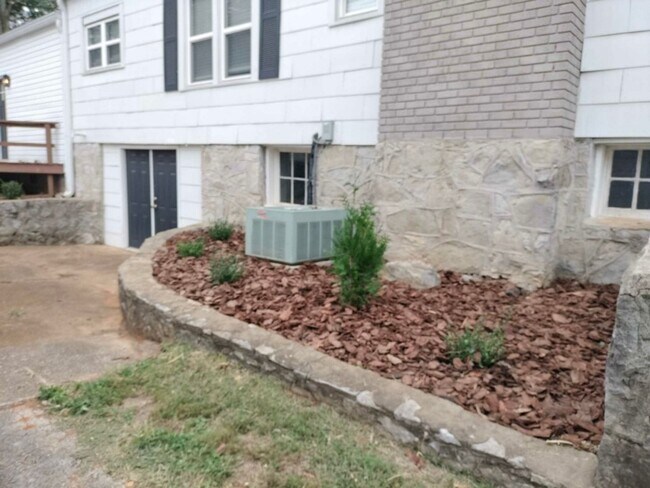 Building Photo - 2 bedroom 1 bath house with full basement!...