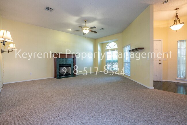 Foto del edificio - Charming 3 bedroom home with cozy fireplace and 2 car garage!! Price drop!