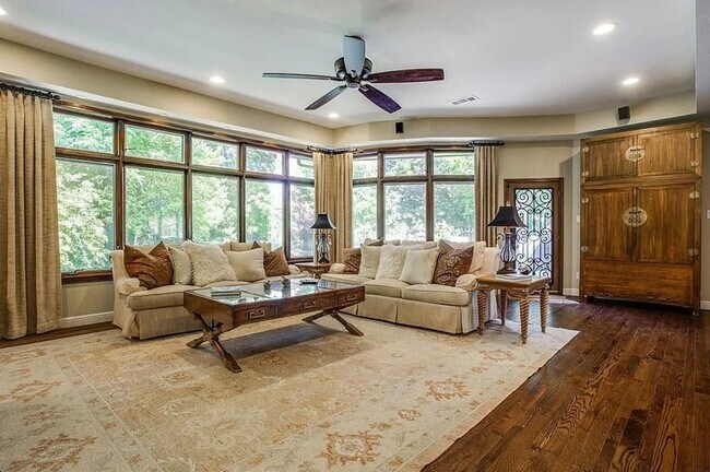 Foto del edificio - 4825 Crooked Ln