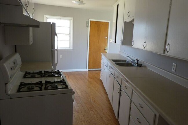 Building Photo - Nice three bedroom!