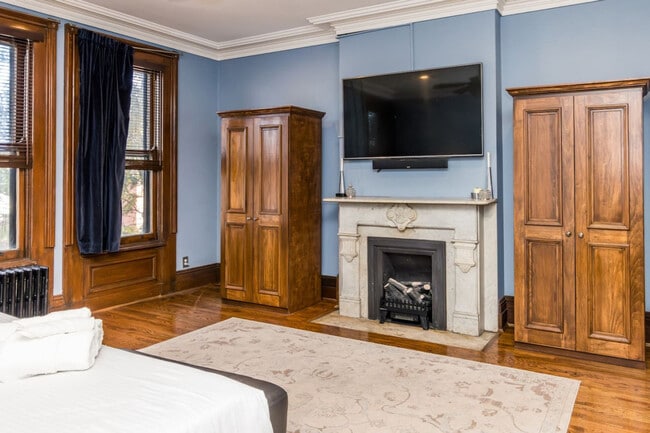 Building Photo - 215 W 9th St