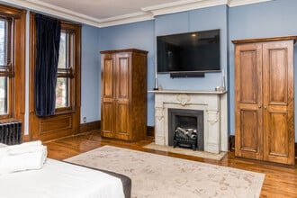 Building Photo - 215 W 9th St