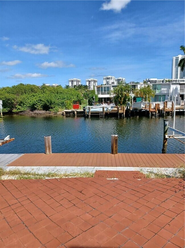 Foto del edificio - 1018 NE 25th Ave