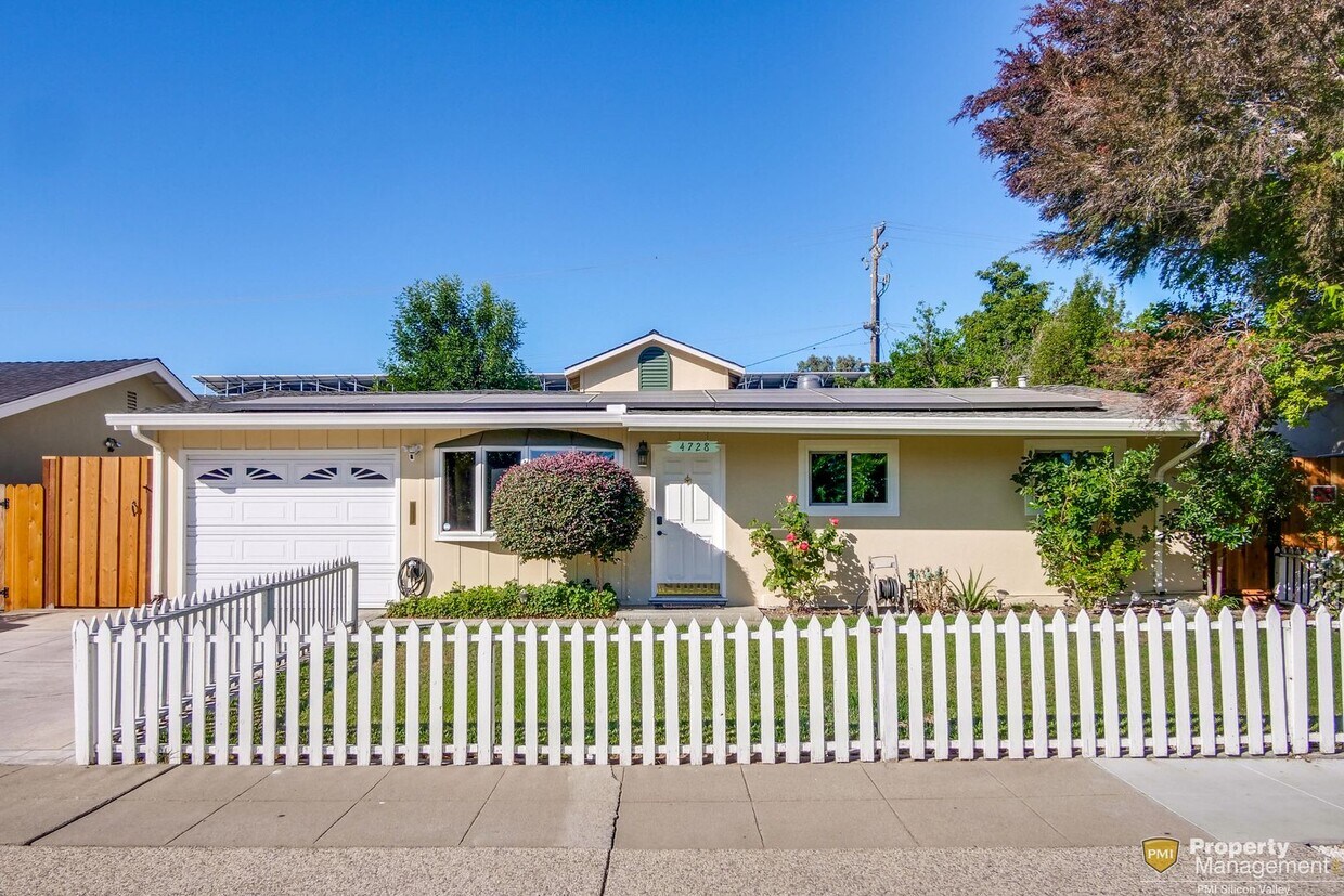 Foto principal - Turnkey Home with Natural Light & Upgrades...