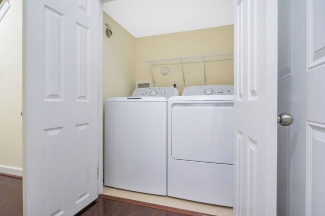 Washer-dryer - 5357 Discovery Park Blvd