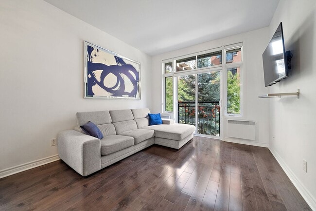 Building Photo - 2284 Rue Victoria