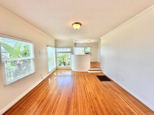 Foto del edificio - 3bd/1ba OB Home with OCEAN VIEWS! Hardwood floors, fenced yard, garage, laundry!