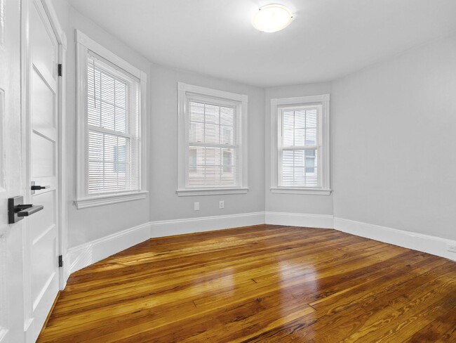 Building Photo - Nicely renovated 3 bed near the Red Line i...