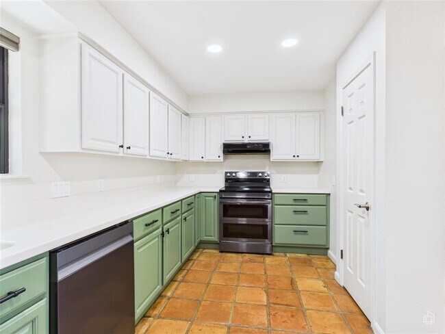 Building Photo - 6401 Cascada Dr
