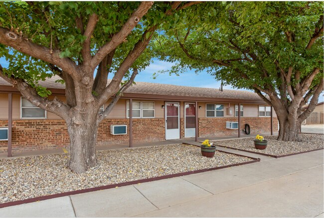 Building Photo - Remodeled units AVAILABLE NOW! Leasing fast!!!