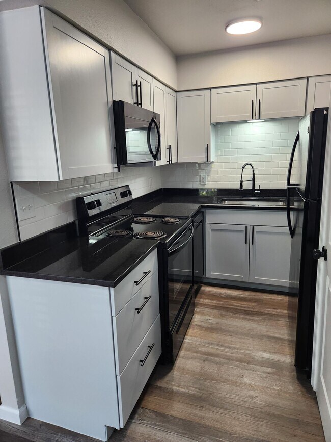 Foto del edificio - NOW LEASING 2 BEDROOM