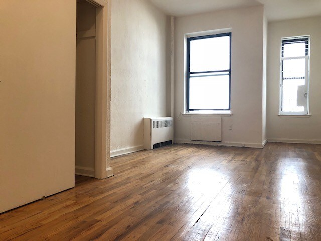 Primary Photo - 321 E 21st St