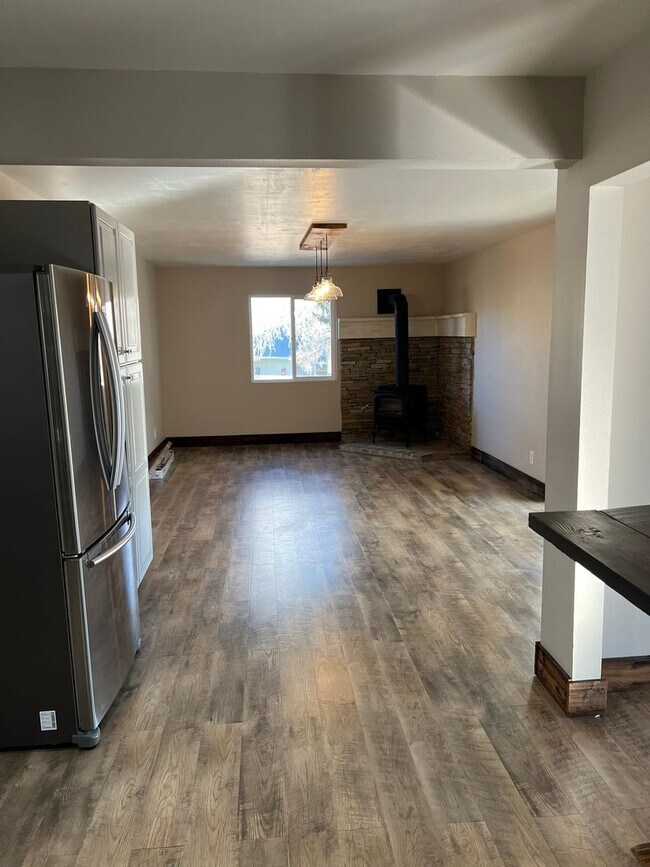 Building Photo - UPGRADED - REMODELED - CORNER LOT - ONE AC...