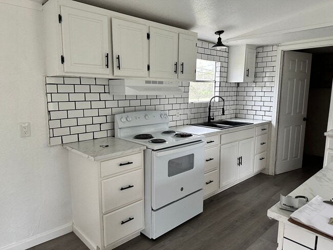 Building Photo - 3-bed/2-bath on 1 acre!