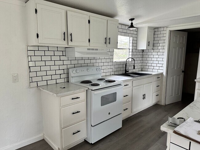 Foto del edificio - 3-bed/2-bath on 1 acre!