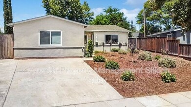 Building Photo - 3115 Calzar Dr