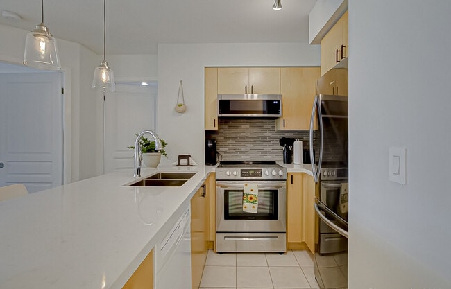 Building Photo - 482 Lake Shore Blvd W