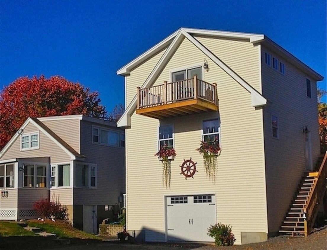 Primary Photo - 302 Pine Point Rd