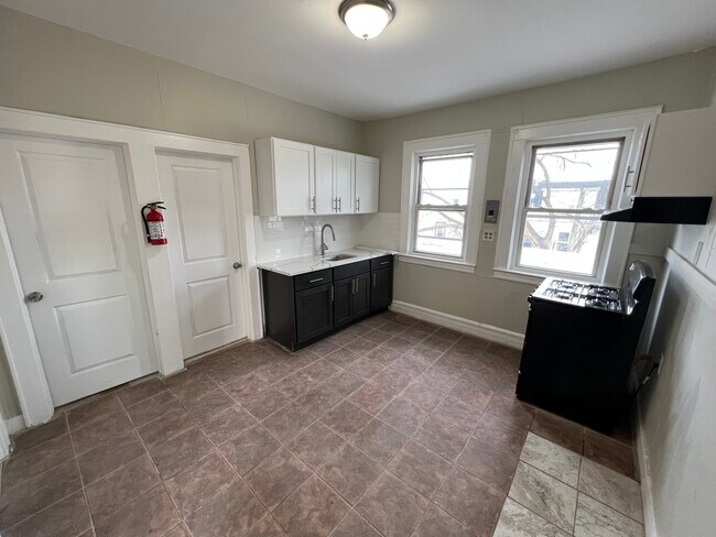 Foto del edificio - 187 Mapes Ave