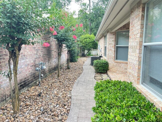 Building Photo - 42 W Foxbriar Forest Cir